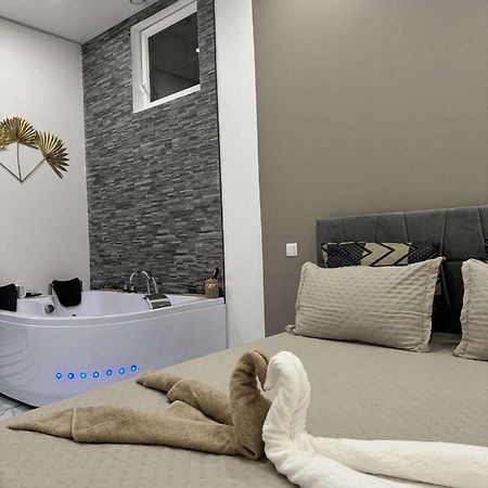 Suite Gold By L Amaryllis I Jacuzzi & Sauna Prive I Centre Beziers Arrivee Autonome Exteriér fotografie