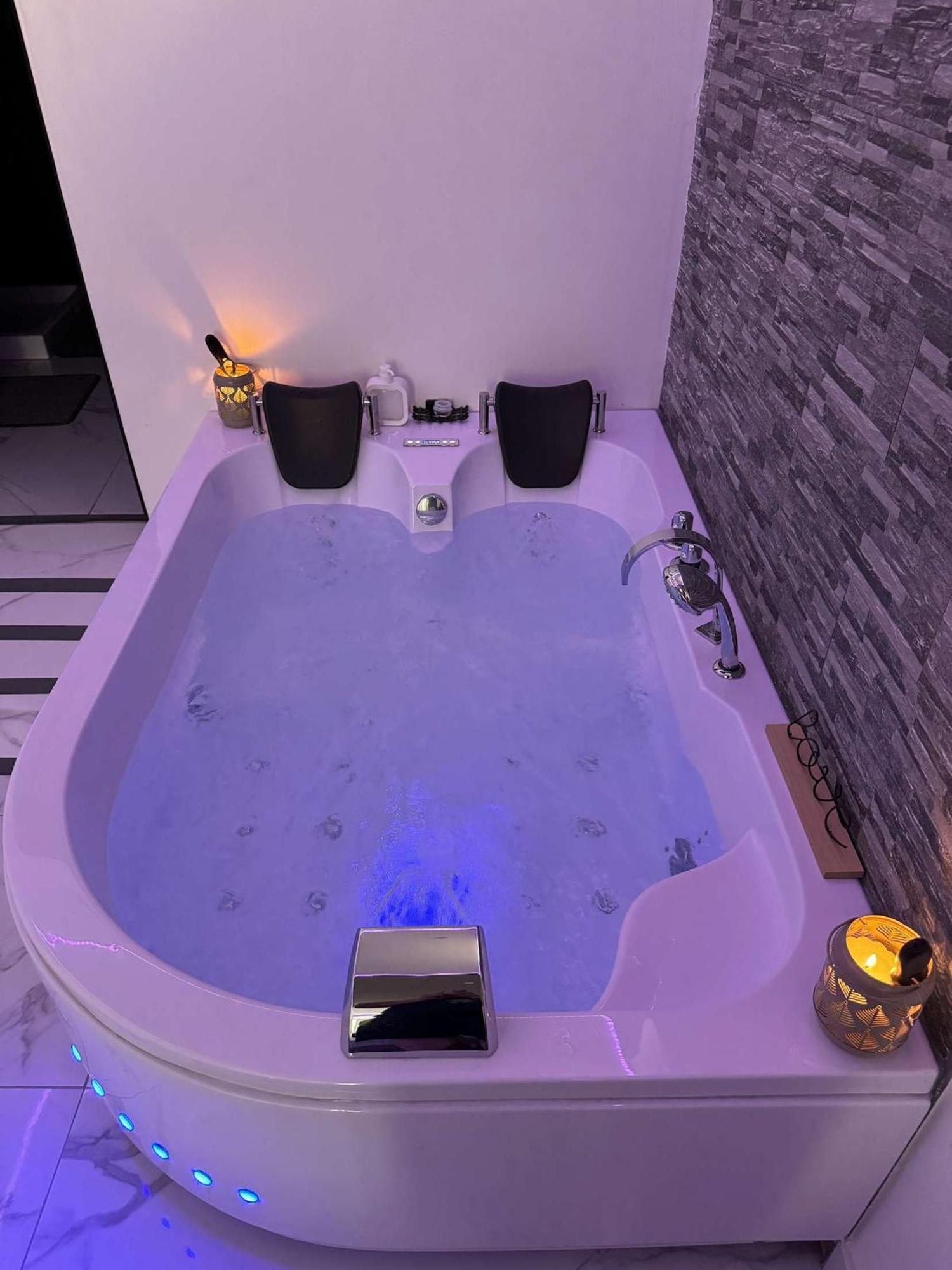 Suite Gold By L Amaryllis I Jacuzzi & Sauna Prive I Centre Beziers Arrivee Autonome Exteriér fotografie