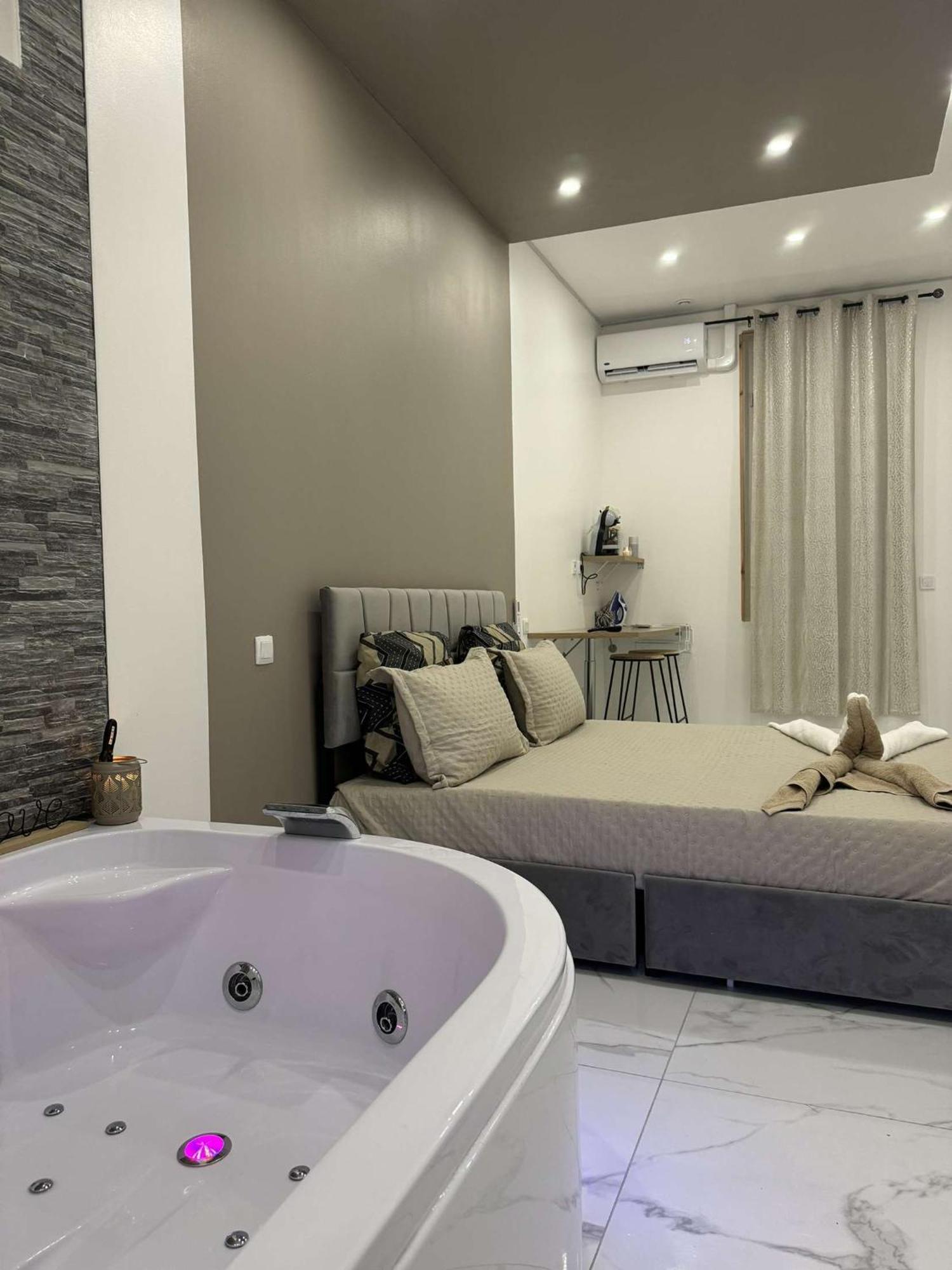 Suite Gold By L Amaryllis I Jacuzzi & Sauna Prive I Centre Beziers Arrivee Autonome Exteriér fotografie