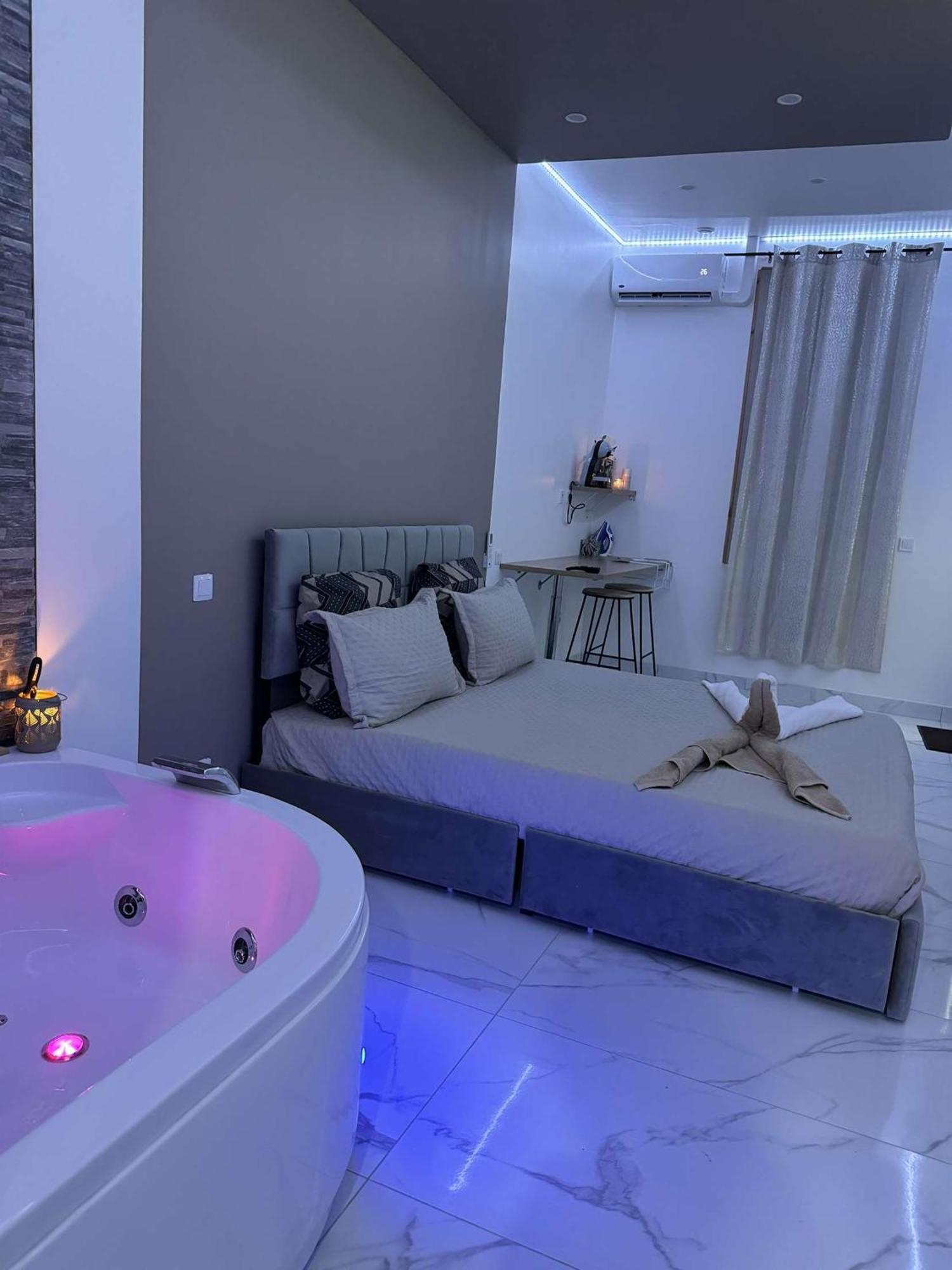 Suite Gold By L Amaryllis I Jacuzzi & Sauna Prive I Centre Beziers Arrivee Autonome Exteriér fotografie