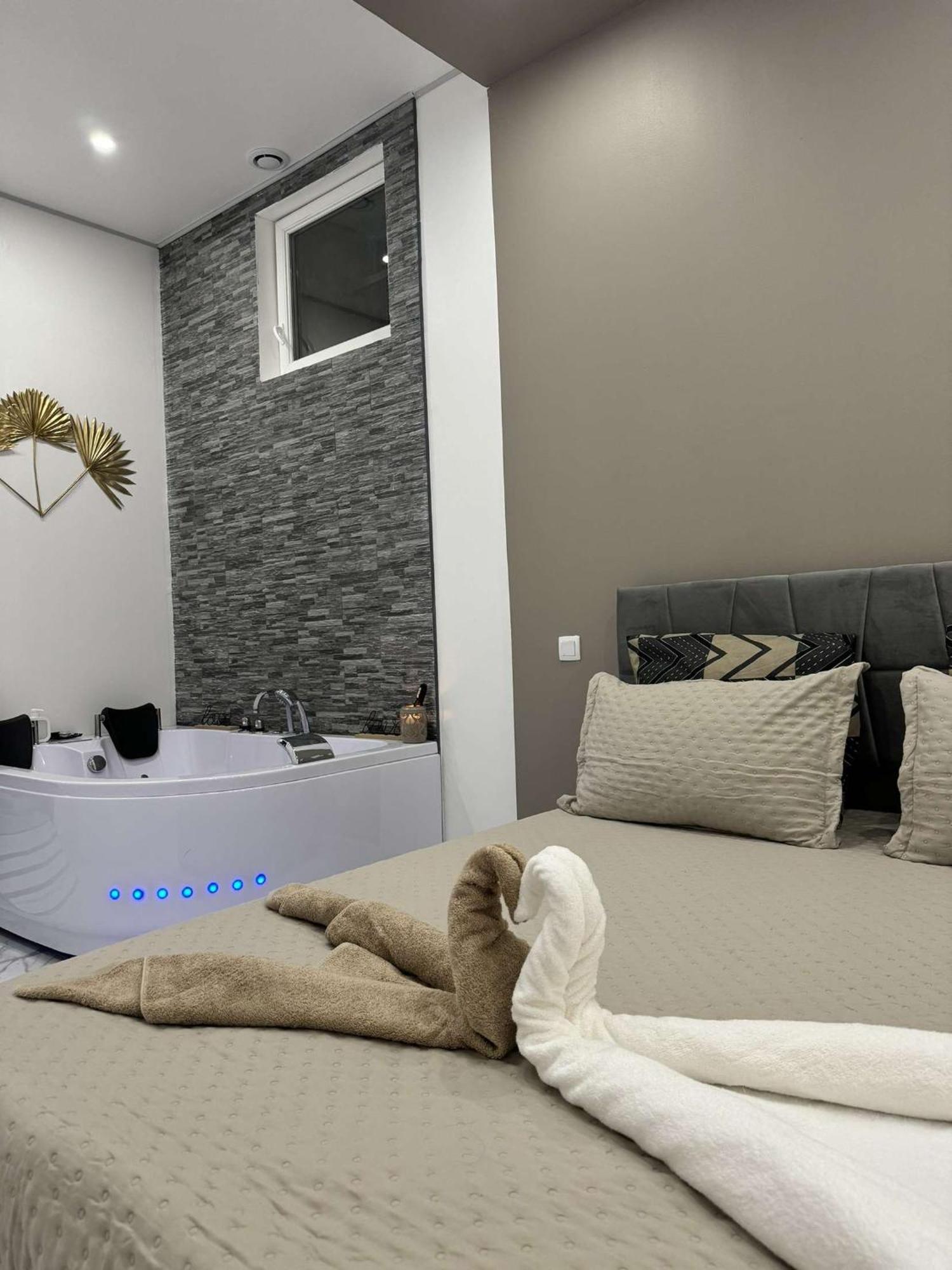 Suite Gold By L Amaryllis I Jacuzzi & Sauna Prive I Centre Beziers Arrivee Autonome Exteriér fotografie