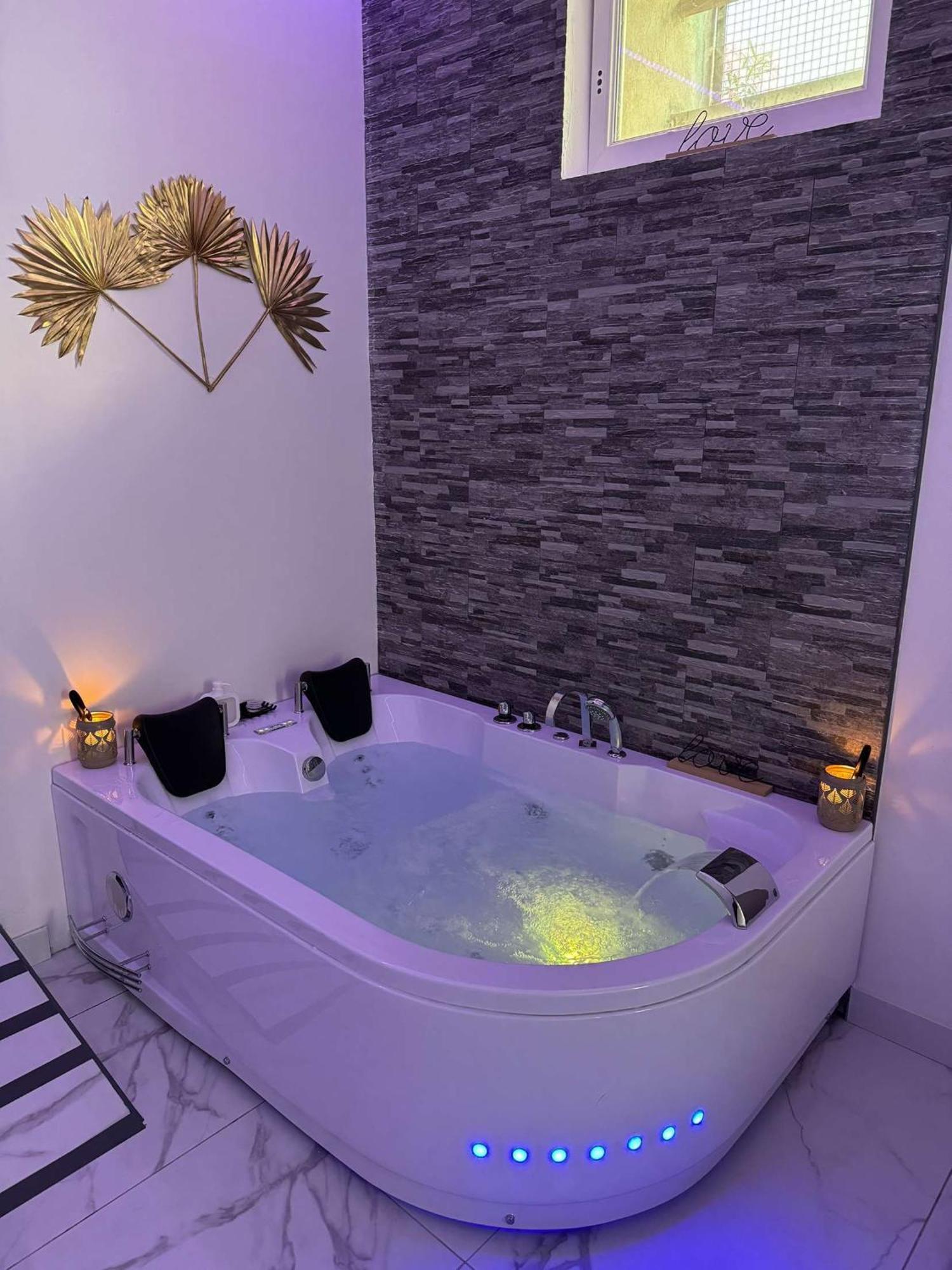 Suite Gold By L Amaryllis I Jacuzzi & Sauna Prive I Centre Beziers Arrivee Autonome Exteriér fotografie