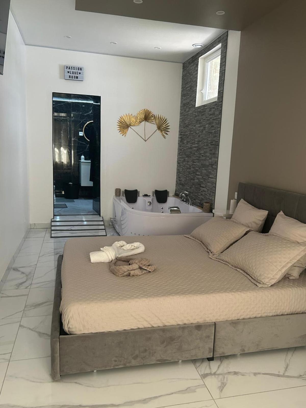 Suite Gold By L Amaryllis I Jacuzzi & Sauna Prive I Centre Beziers Arrivee Autonome Exteriér fotografie